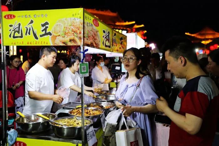 甘州：人潮涌动 夜市火爆